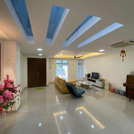 Entire Residential Home•Jia Residences Bkt Serdang沙登温暖的家 Seri Kembangan Exterior foto