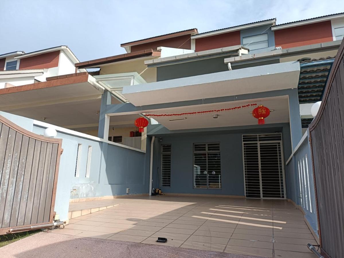 Entire Residential Home•Jia Residences Bkt Serdang沙登温暖的家 Seri Kembangan Exterior foto