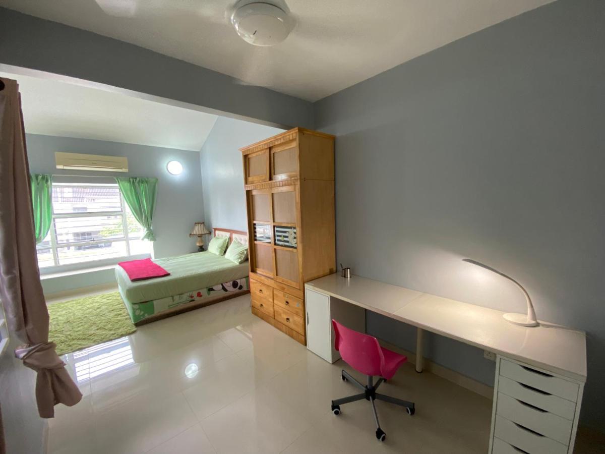 Entire Residential Home•Jia Residences Bkt Serdang沙登温暖的家 Seri Kembangan Exterior foto