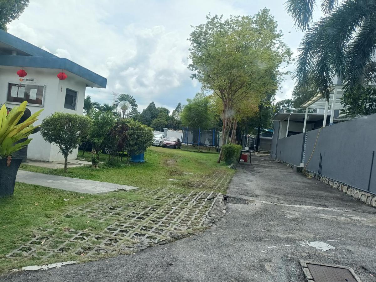 Entire Residential Home•Jia Residences Bkt Serdang沙登温暖的家 Seri Kembangan Exterior foto