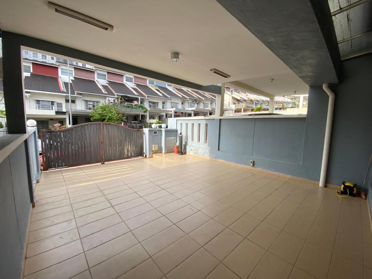 Entire Residential Home•Jia Residences Bkt Serdang沙登温暖的家 Seri Kembangan Exterior foto